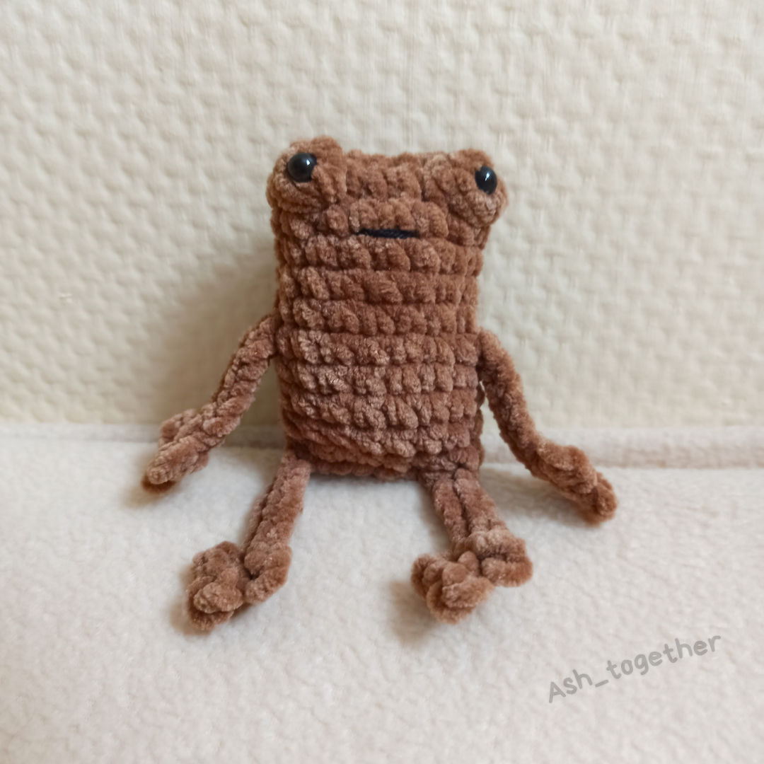 Amigurumi frogs