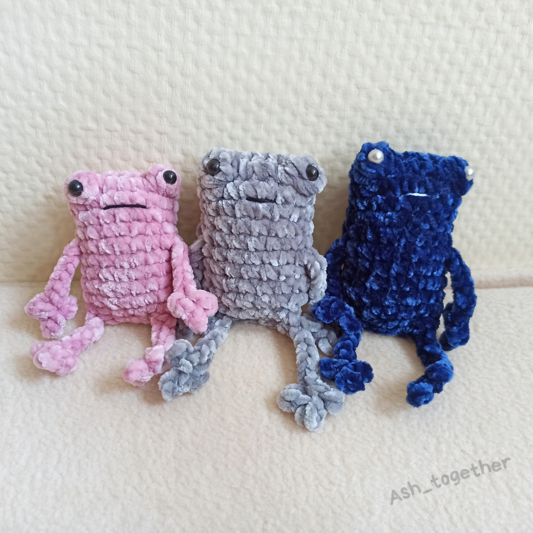 Amigurumi frogs