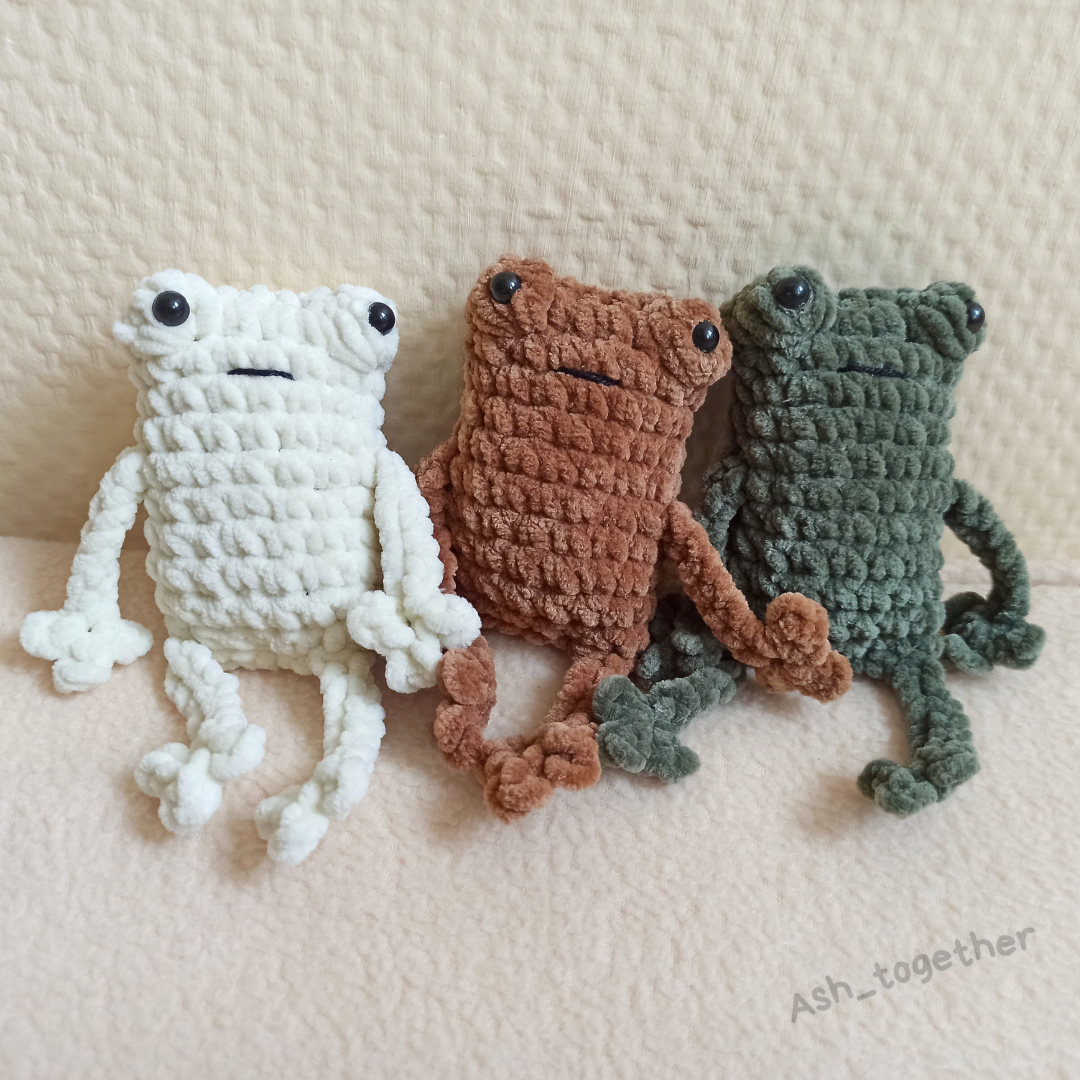 Amigurumi frogs